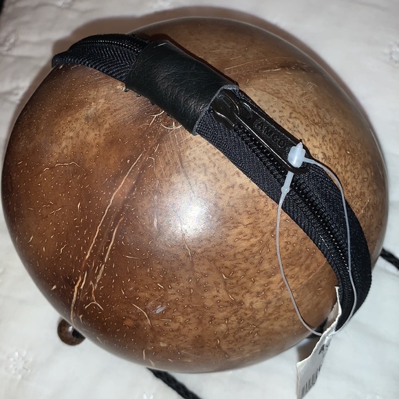 Coconut Purse NWT: Zip-up Closure, Lined, & Drawstring Inside, Leis Included - Picture 8 of 10